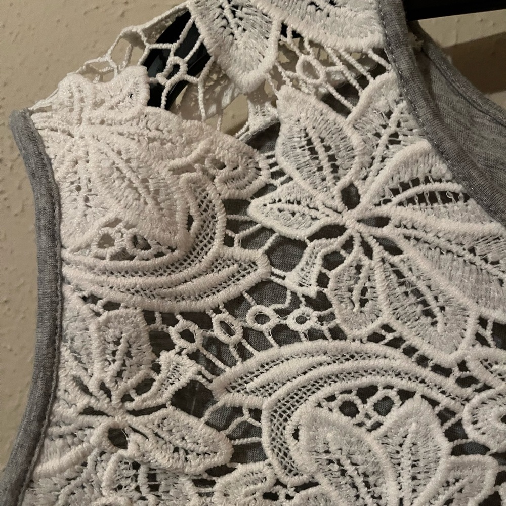 Loft grey tank with lace trim - Picture 5 of 5